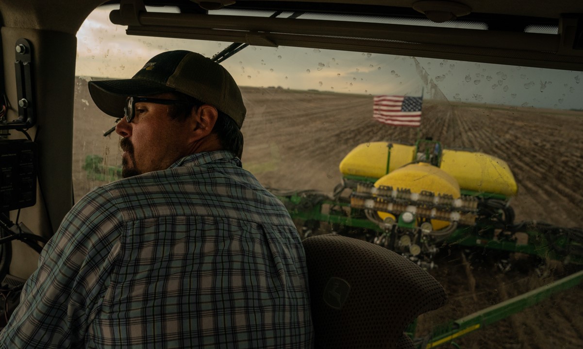 Un agricultor siembra sorgo en su tierra en Scott City, Kansas, el 15 de junio de 2023. (Loren Elliott/The New York Times)