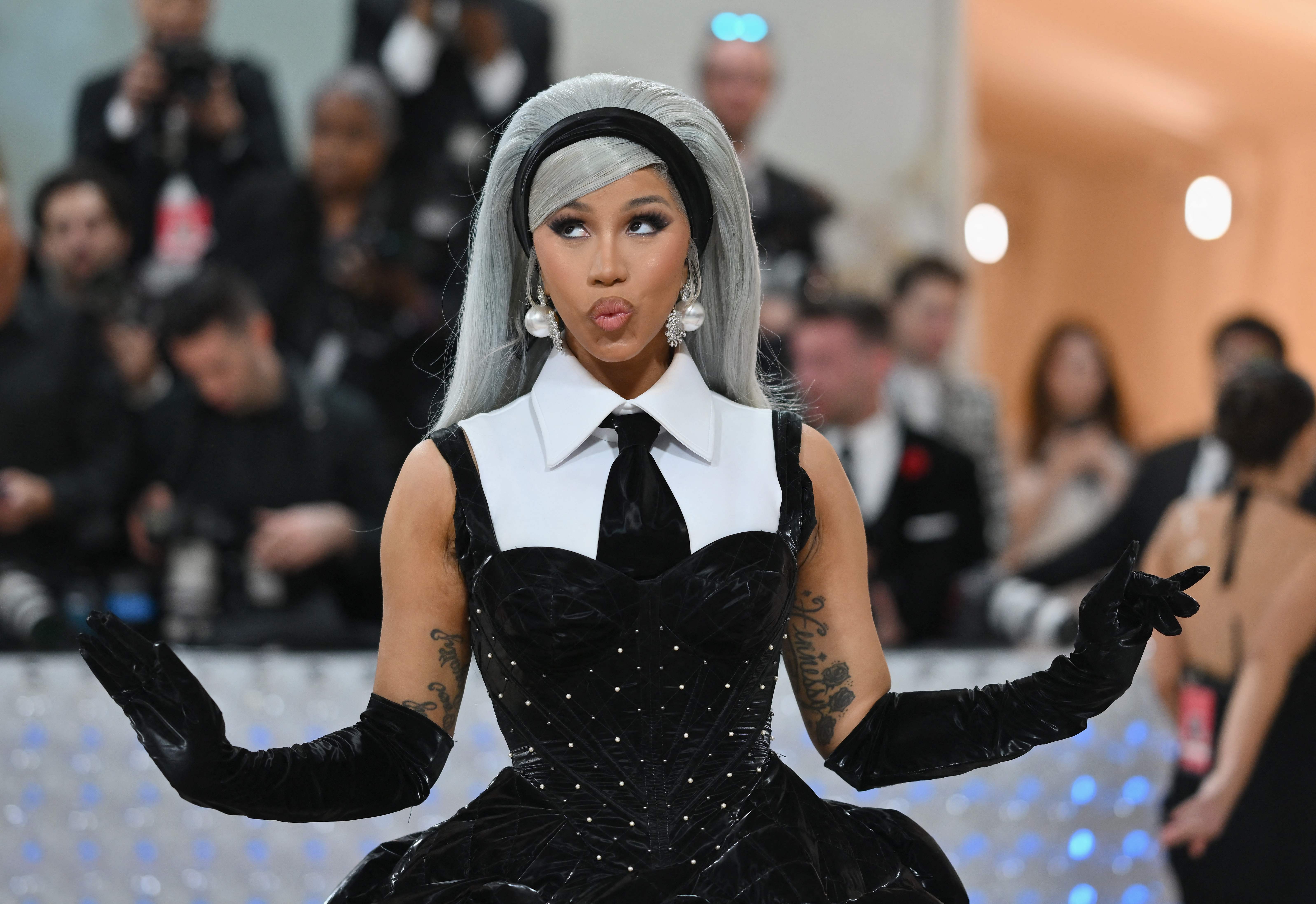 Cardi B: subastan en Ebay el micrófono que la cantante lanzó a una fanática y este es el elevado precio que ha alcanzado
