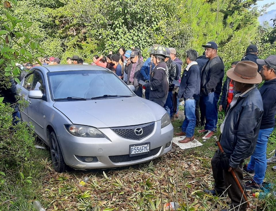 Bomberos Voluntarios informaron de una persona fallecida en el interior de un vehículo, e informaron a las autoridades para que establezcan las causas. (Foto, Prensa Libre:  @BVoluntariosGT).