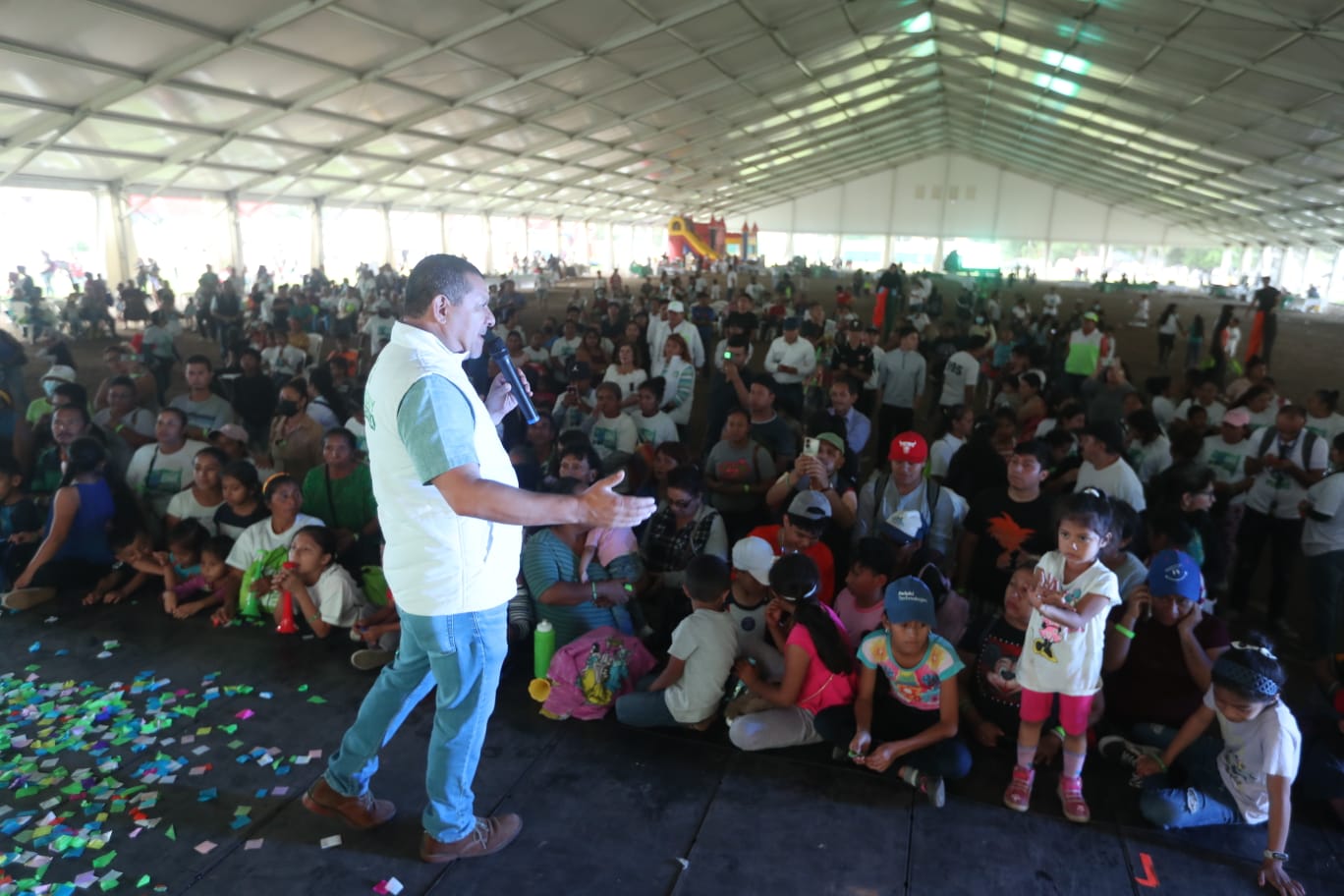 Antonio Coro, quien compitió por la alcaldía capitalina, subió al escenario en lugar de Sandra Torres. (Foto Prensa Libre: Esbin García)