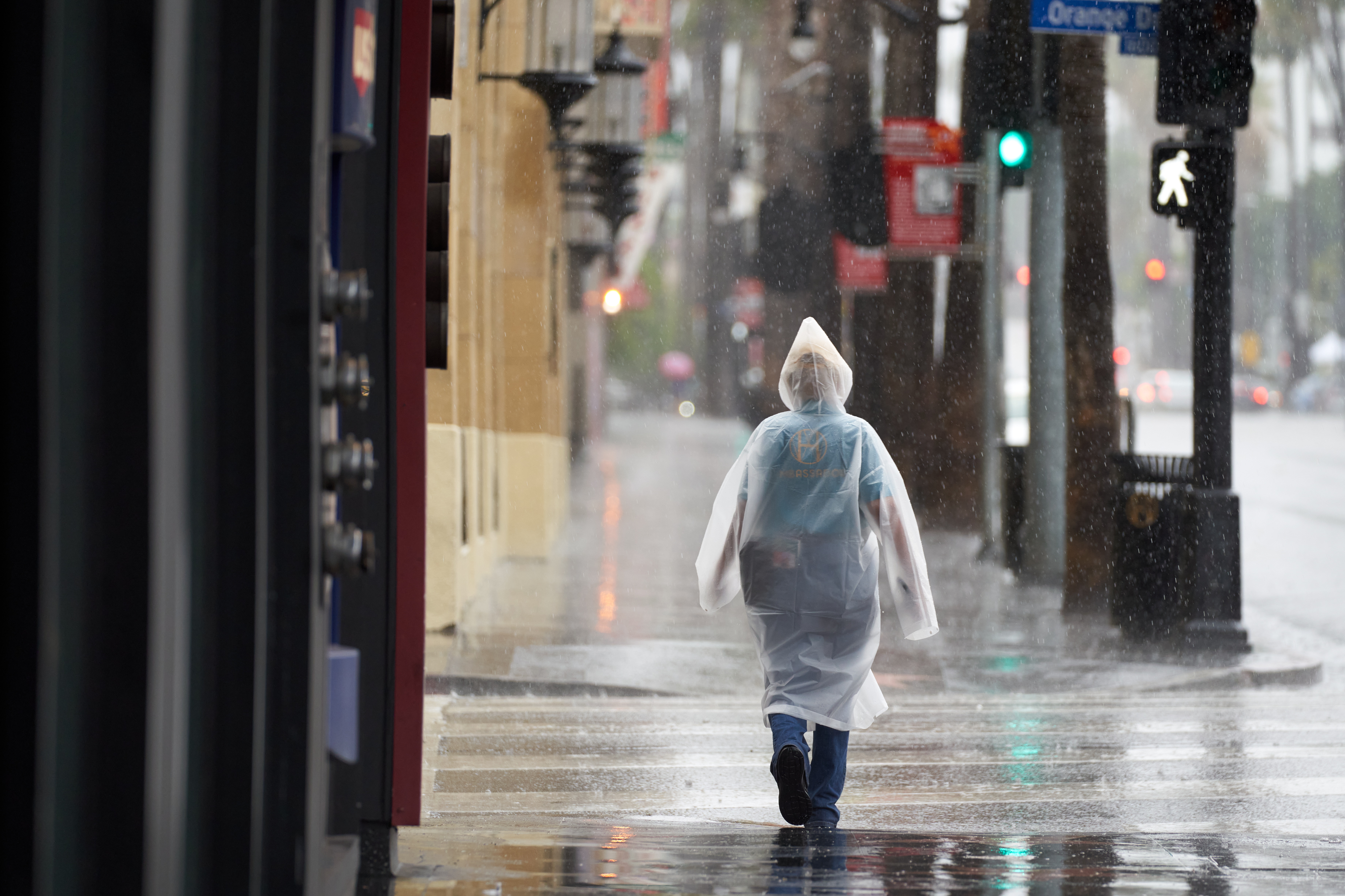 La tormenta tropical Hilary trae viento y fuertes lluvias al sur de California y a lugares emblemáticos de Hollywood'