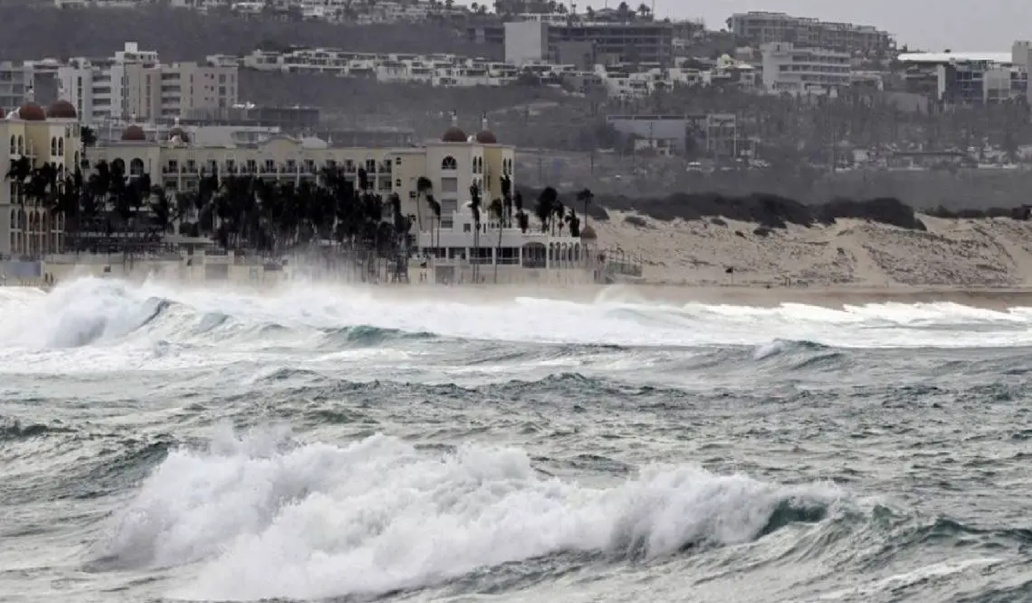Vista general de la playa Médano en Los Cabos, Estado de Baja California, México, durante el paso del huracán Hilary, el 19 de agosto de 2023. Foto Prensa Libre:  AFP