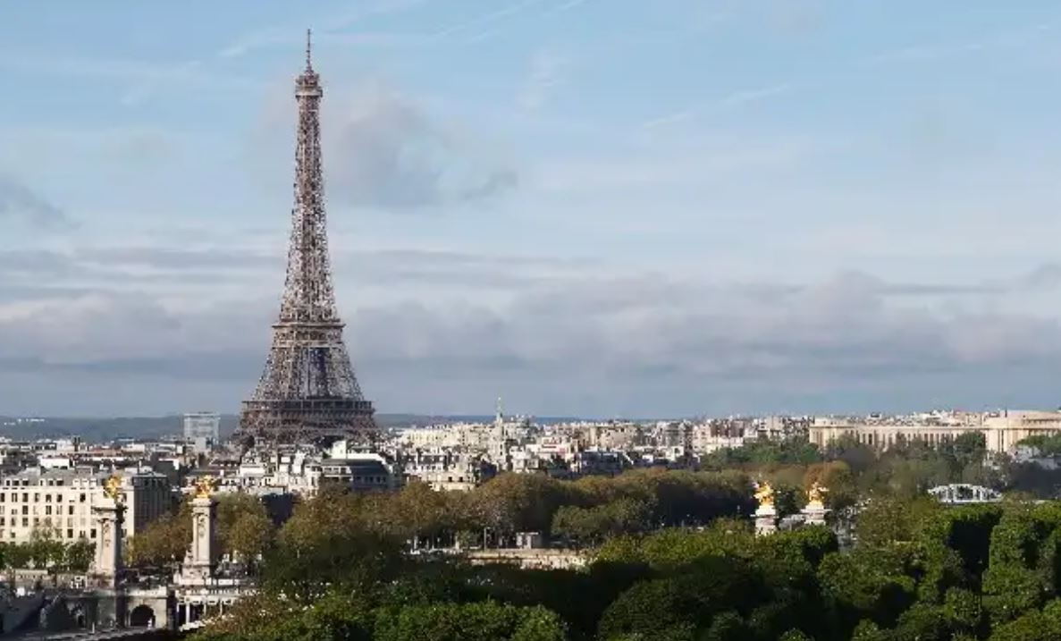 Cómo fue que dos turistas de EE. UU. ebrios pasaron la noche en la Torre Eiffel y así fueron descubiertos