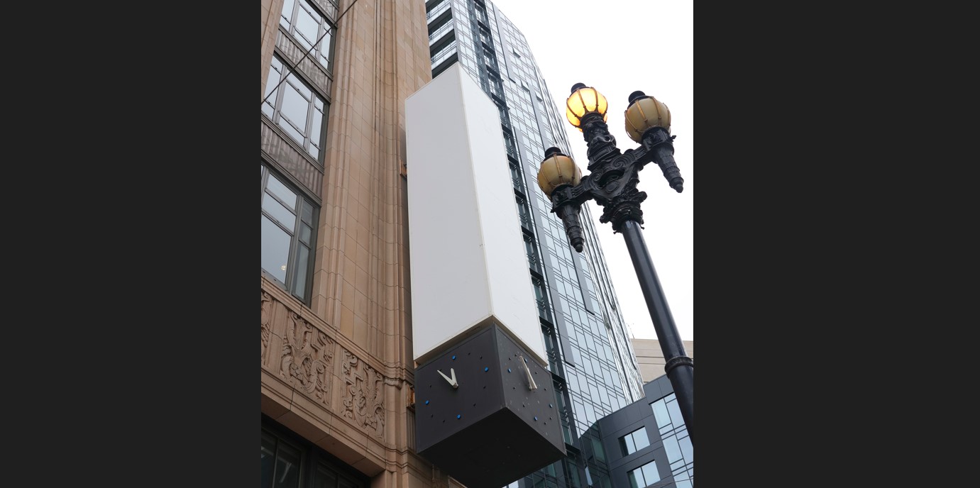 El letrero vacío donde el logotipo de Twitter solía colgar en la sede de la compañía en San Francisco, el 2 de agosto de 2023. (Jim Wilson/The New York Times)