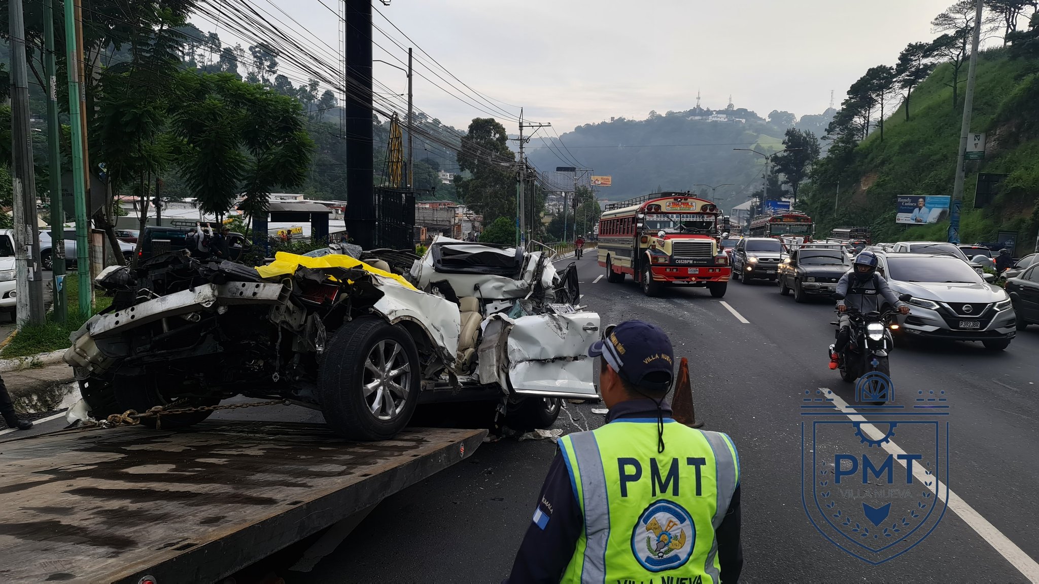 Un vehículo quedó destruido luego de un choque en la ruta al Pacífico. (Foto Prensa Libre: PMT Villa Nueva)