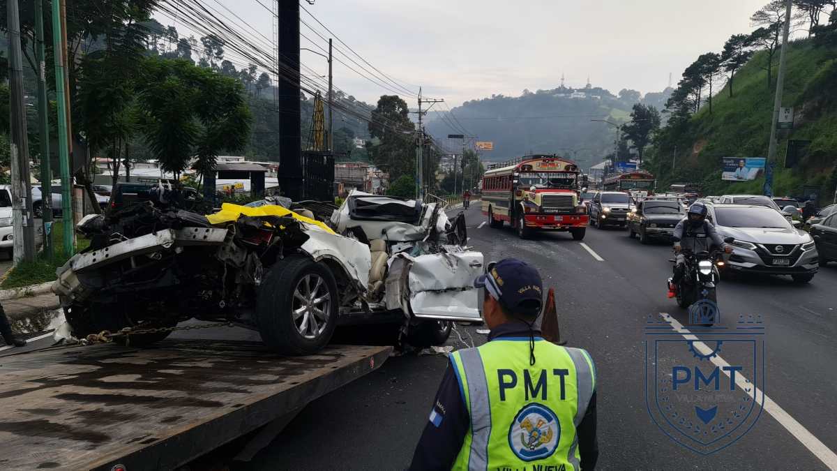 Conductor muere y vehículo queda destruido al chocar con un camión en ruta al Pacífico