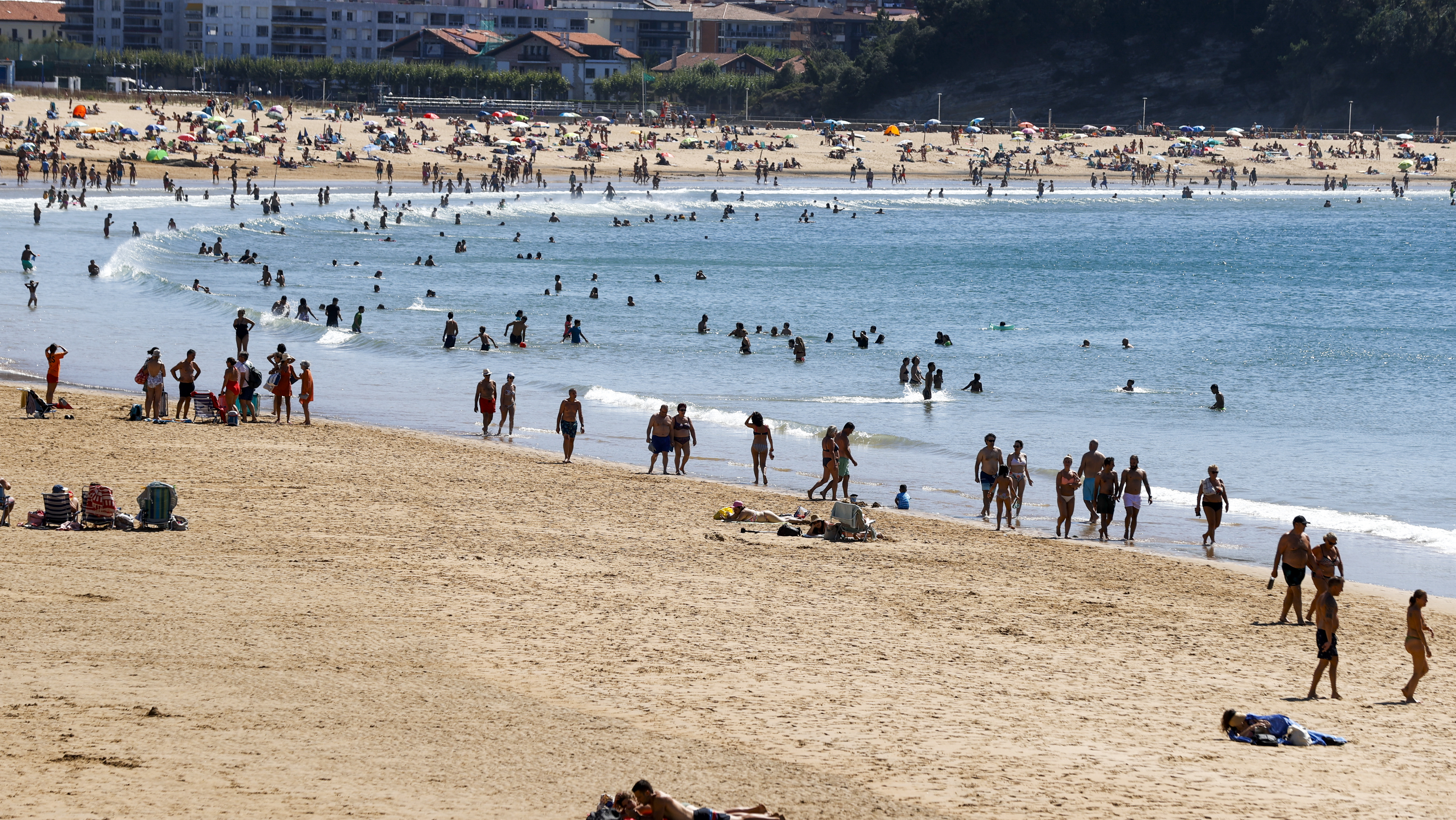 Bañistas disfrutan en la playa de Plentzia en Bizkaia para atenuar el calor, como consecuencia de una nueva ola de calor, la cuarta del verano. (Foto Prensa Libre: EFE).