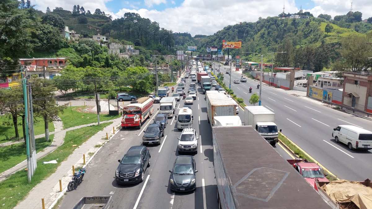 El paso en el kilómetro 17.5 de la ruta al Pacífico ha sido habilitado por un puente provisional. (Foto Prensa Libre: PMT Villa Nueva)