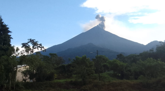 Volcán de Fuego: actividad causa caída de ceniza en algunas partes del país y autoridades brindan recomendaciones a la población