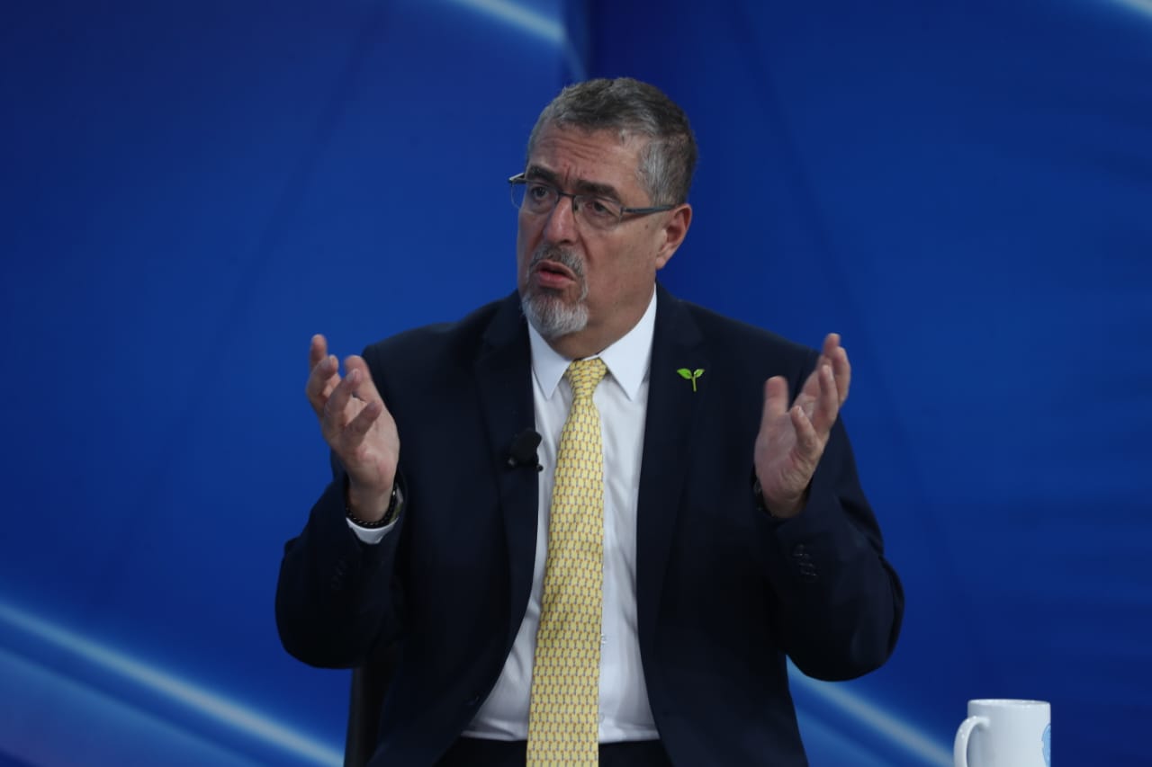 El presidenciable por el Movimiento Semilla, Bernardo Arévalo, en Decisión Libre 2023 este 1 de agosto. (Foto Prensa Libre: Érick Ávila)