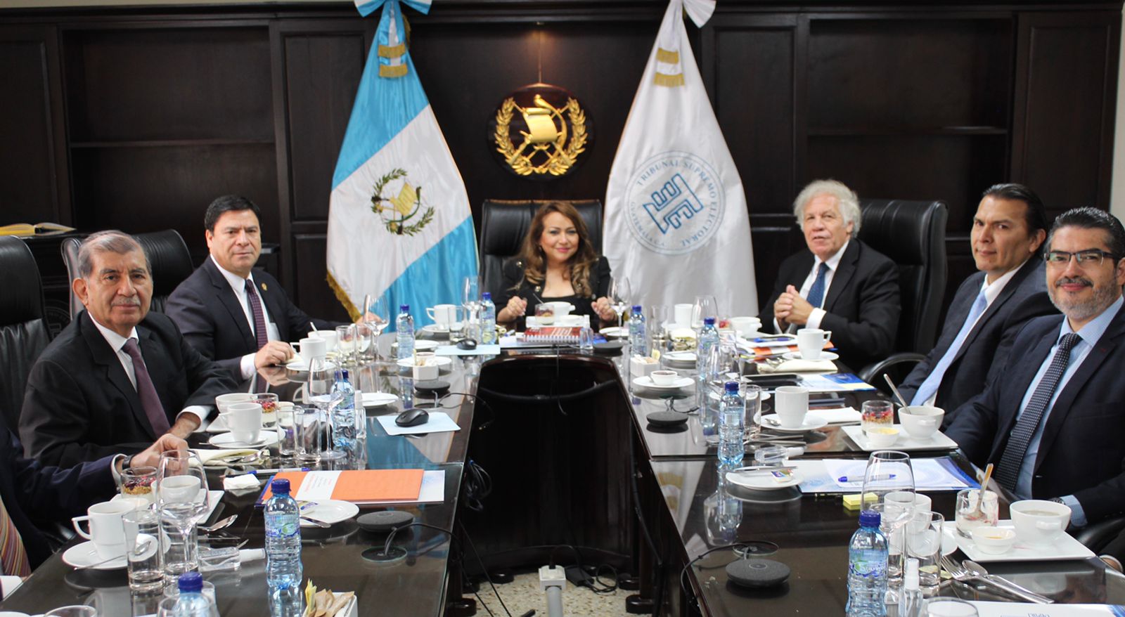 La reunión entre el Pleno del TSE y el Secretario General de la OEA se desarrolló en la sede de la entidad electoral, tan solo estuvo ausente la magistrada Blanca Alfaro. Fotografía: Prensa Libre. 