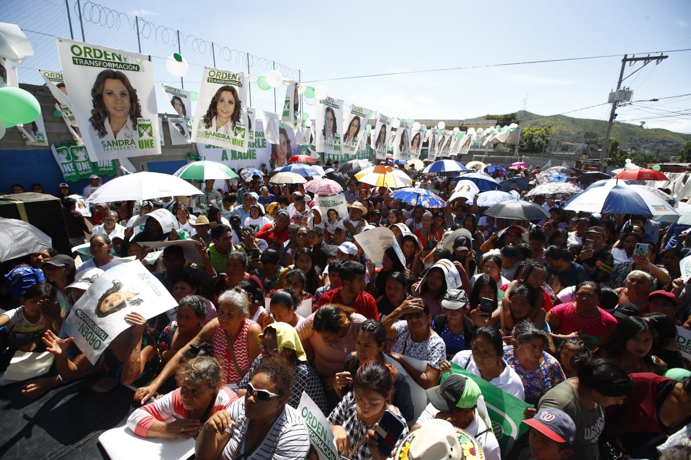 Cientos de personas se congregaron en un campo deportivo de San Pedro Ayampuc, Guatemala, para escuchar a Sandra Torres, candidata presidencial de la Unidad Nacional de la Esperanza (UNE). (Foto Prensa Libre: María José Bonilla.