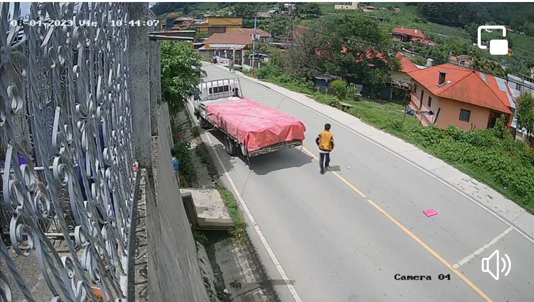 Una niña de unos 7 años se salvó de morir atropellada en una carretera de Huehuetenango. (Foto Prensa Libre: captura de pantalla).