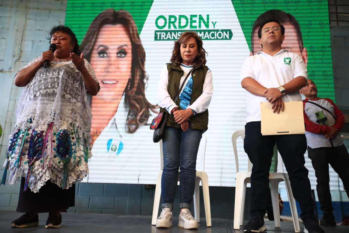 Sabdra Torres hace una oración de comenzar su discurso en San Juan Sacatepéquez, Guatemala, este 6 de agosto. (Foto Prensa Libre: Carlos Hernández).