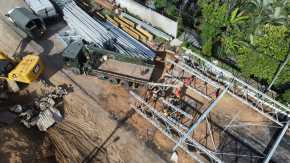 Las autoridades arman el puente provisional que instalarán en el kilómetro 17.5 de la ruta CA9 Sur (Villa Nueva). Calculan cinco días para colocarlo en dos carriles. (Foto Prensa Libre: María José Bonilla).