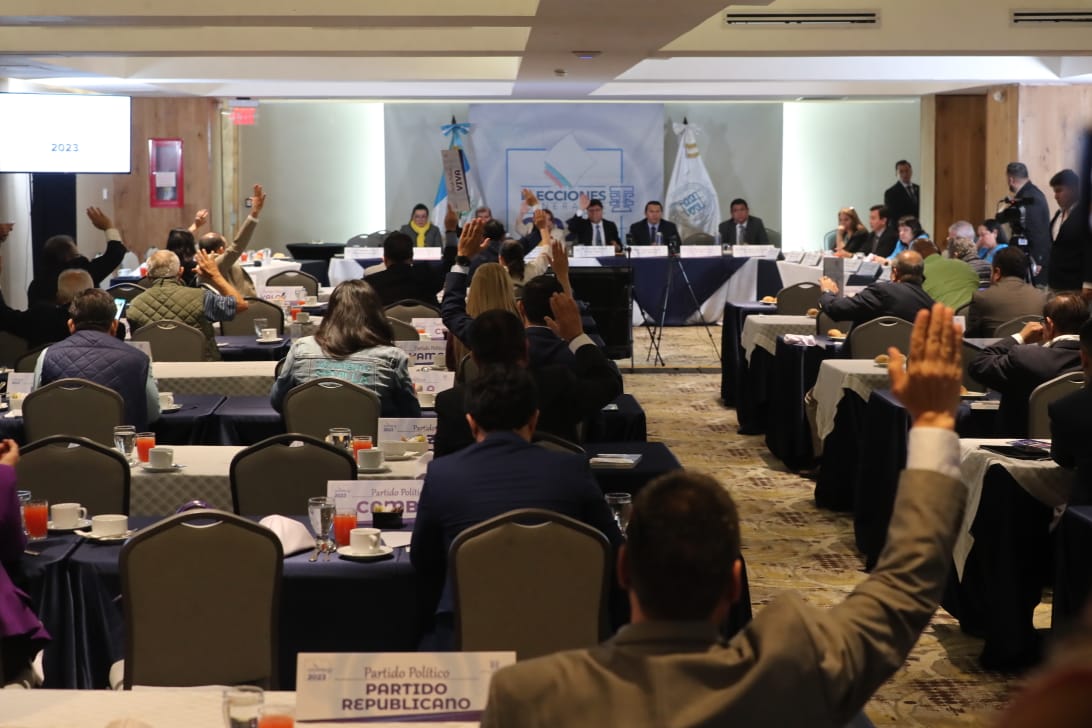 El intercambio de argumentos se dio en la reunión semanal de partidos políticos y TSE. Fotografía: Prensa Libre (Elmer Vargas). 