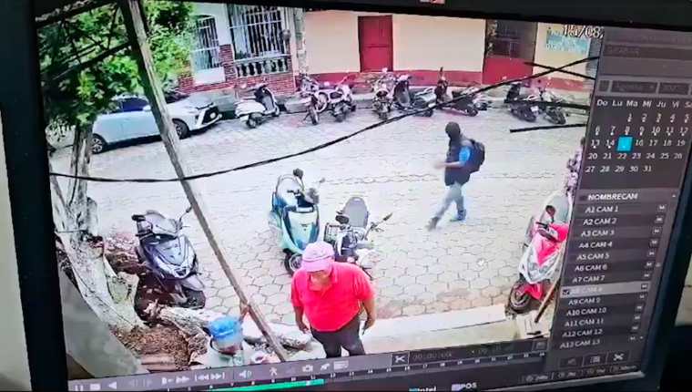 Momento en que un individuo con pasamontaña se le acerca al profesor en una calle de Pajapita, San Marcos, y lo asesina. Luego huye. (Foto Prensa Libre: captura de pantalla).