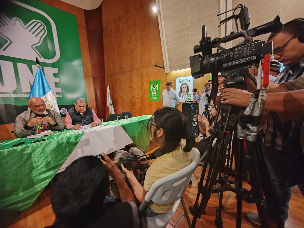 Representantes de la UNE manifestaron su preocupación ante situaciones que pueden presentarse en la segunda vuelta electoral y argumentan la acción legal que presentaron ante la CC. (Foto Prensa Libre: Erick Ávila)