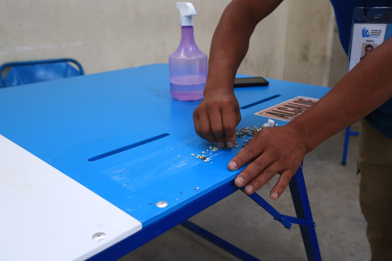 Un miembro de la Junta Electoral cuida cada detalle en una de las mesas de votación previo al domingo 20 de agosto.'