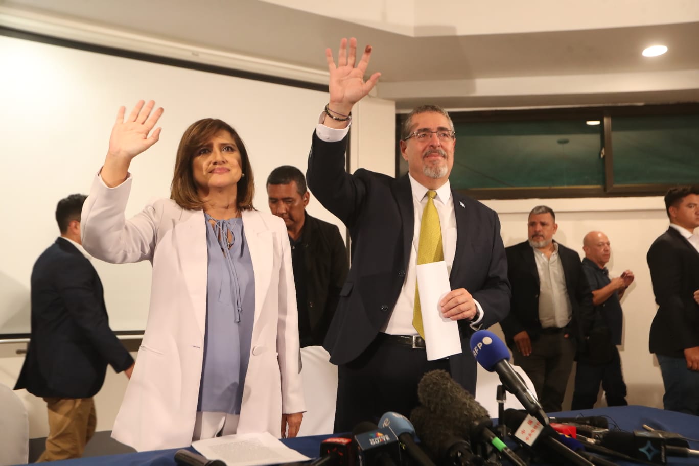 El binomio electo de Movimiento Semilla, al terminar la primera conferencia de prensa que ofrecieron como nuevas autoridades electas. (Foto Prensa Libre: Esvin García)