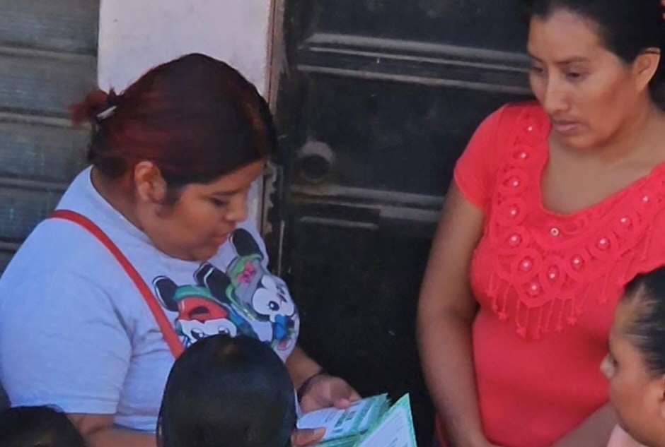 Una mujer fue detenida en la Mesilla, Huehuetenango por supuestamente coaccionar a los votantes.(Foto Prensa Libre: cortesía de vecino)