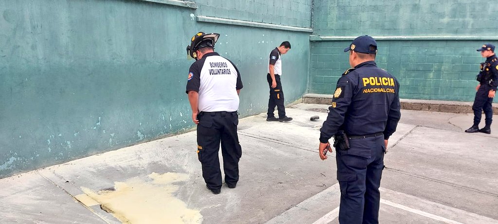 Bomberos Voluntarios y PNC acudieron a la escuela para corroborar el incidente. Foto Prensa Libre: Bomberos Voluntarios