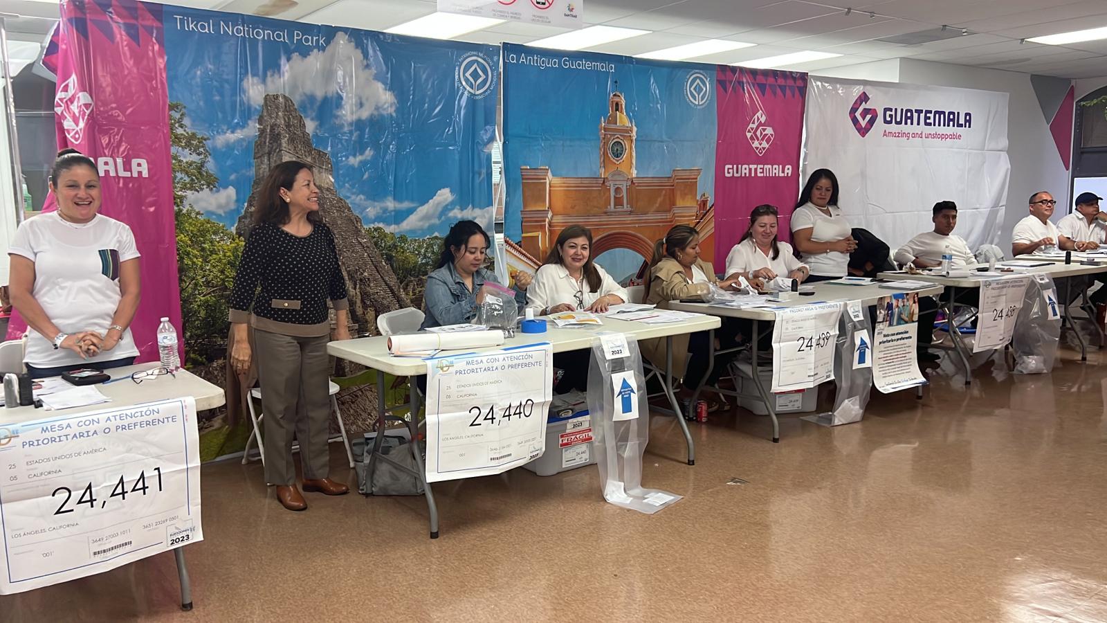 Uno de los inconvenientes para que los guatemaltecos acudieran a las urnas en Estados Unidos fue la lluvia. (Foto Prensa Libre: cortesía)