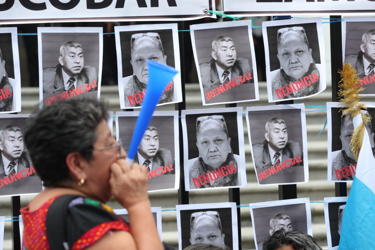 Manifestantes piden renuncia de Consuelo Porras