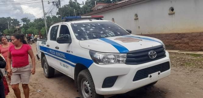 De esta forma quedó el picop de la Policía Municipal de Ayutla, San Marcos, atacados por sujetos armados que luego huyeron e incendiaron el vehículo en que se desplazaban. (Foto Prensa Libre: Hemeroteca PL).