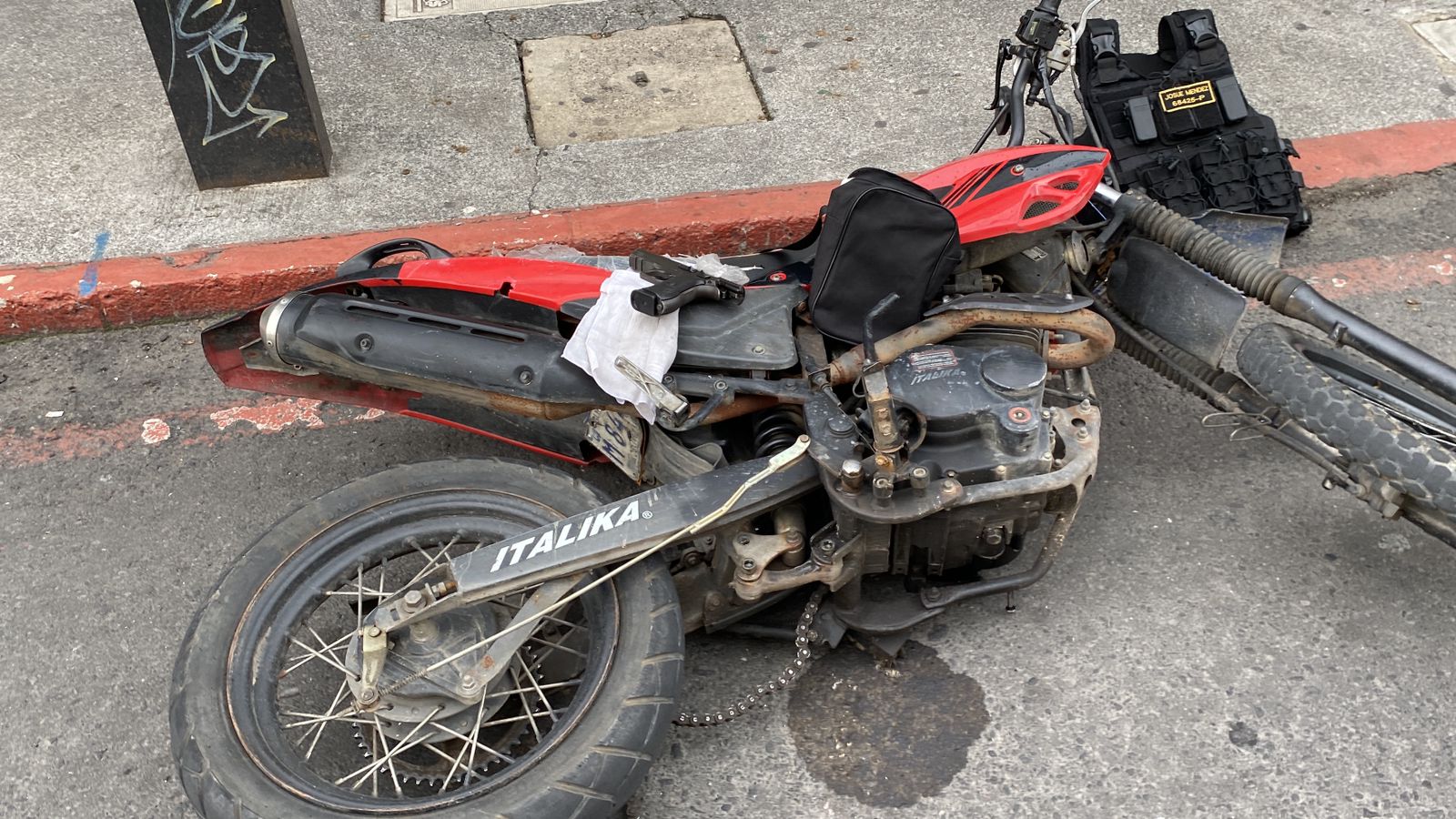 Dos hombres de 24 y 25 años abandonaron esta motocicleta y un arma de fuego después de haber atentado contra un comerciante frente al Hospital General San Juan de Dios. Dos agentes los persiguieron y detuvieron. (Foto Prensa Libre: PNC).