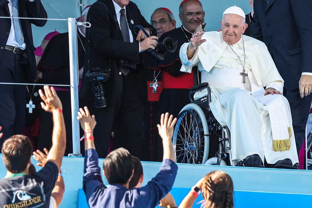 El papa Francisco participa en la Jornada Mundial de la Juventud, en Lisboa, Portugal. (Foto Prensa Libre: (Foto Prensa Libre: EFE/EPA/MANUEL DE ALMEIDA / POOL)