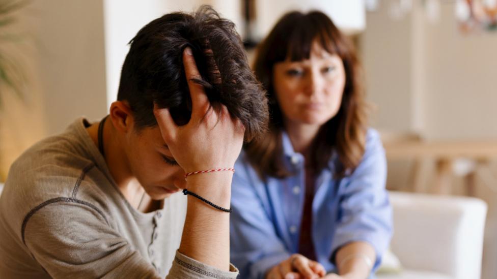 Una investigación de Harvard muestra un vínculo entre la salud mental de los padres y la de los adolescentes. GETTY IMAGES
