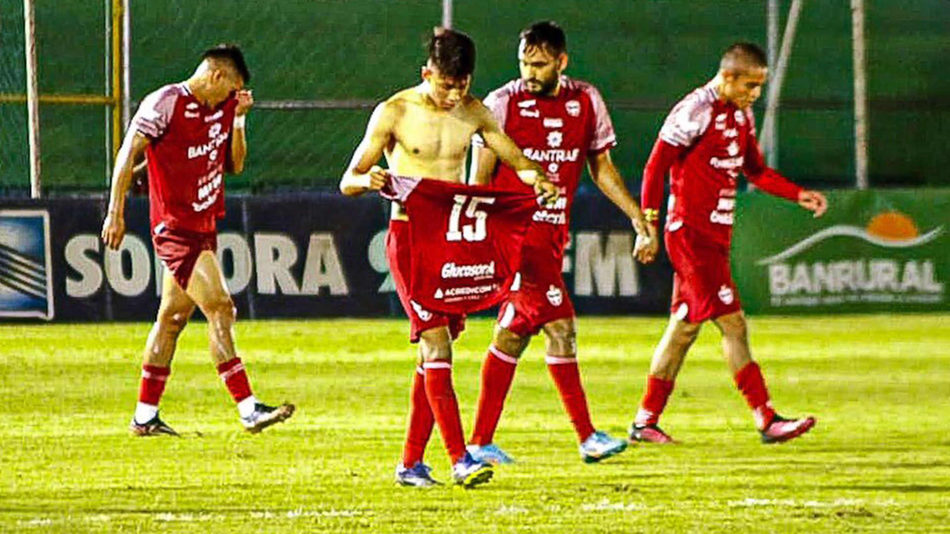 Aguilar celebrando su gol.
