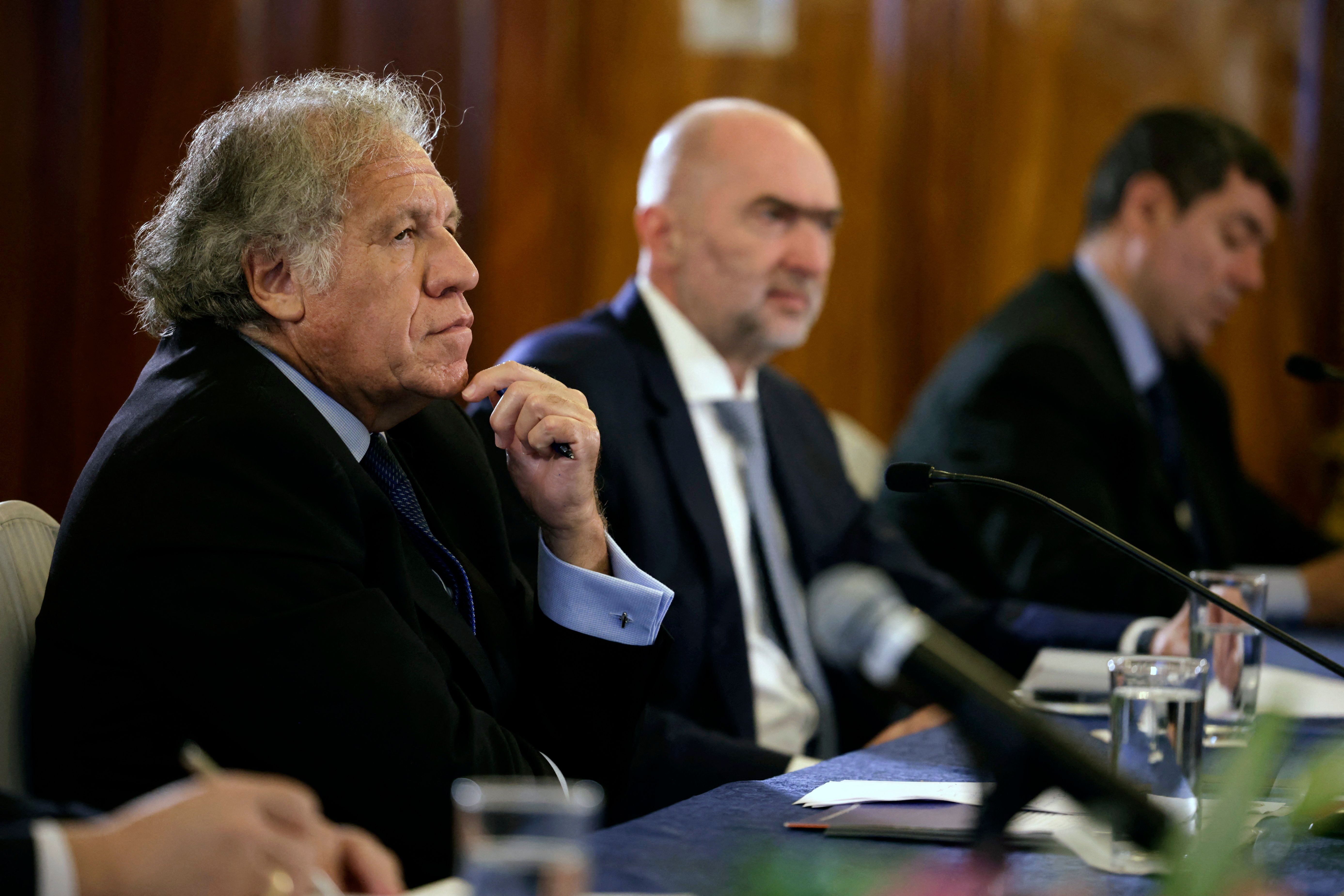 El secretario general de la OEA, Luis Almagro, durante su reunión con el presidente guatemalteco Alejandro Giammattei, en el primer día de su visita a Guatemala. (Foto Prensa Libre: AFP)