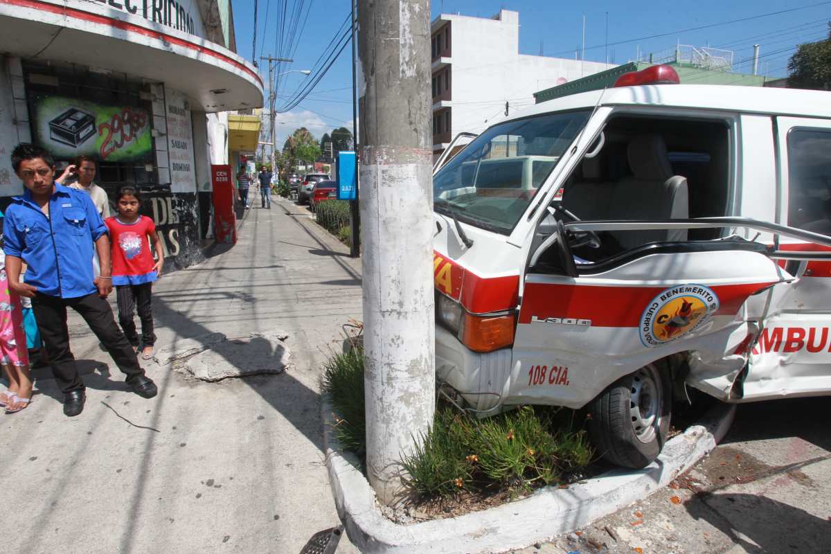 Este año la PMT de la capital ha registrado 9 ambulancias colisionadas por automóviles particulares.(Foto Prensa Libre: Hemeroteca PL)