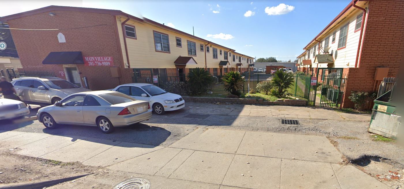 Apartamentos en el 1004 de Main Street de la ciudad de Pasadena, Texas, en donde ocurrió el crimen contra la menor guatemalteca María Elena González. (Foto Prensa Libre: Google Maps)