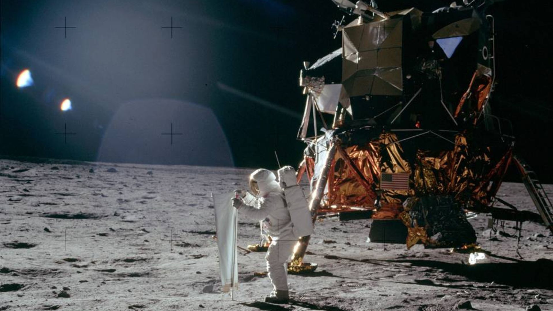 Uno de los astronautas de la misión Apolo 11 configurando el
Experimento de Colección de Viento Solar en el primer alunizaje de la historia. (Foto Prensa Libre: NASA) 