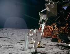 Uno de los astronautas de la misión Apolo 11 configurando el
Experimento de Colección de Viento Solar en el primer alunizaje de la historia. (Foto Prensa Libre: NASA) 
