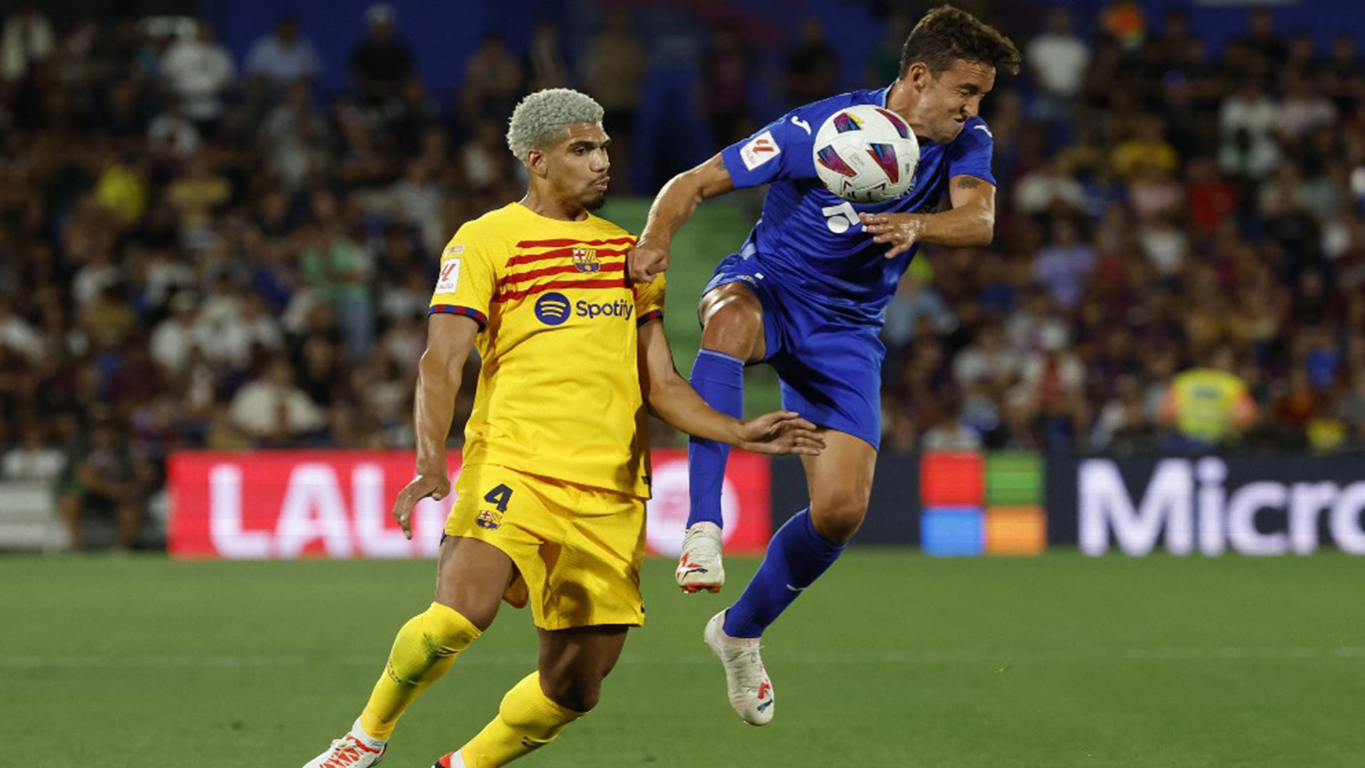 Ronald Araújo enfrenta a un rival del Getafe.