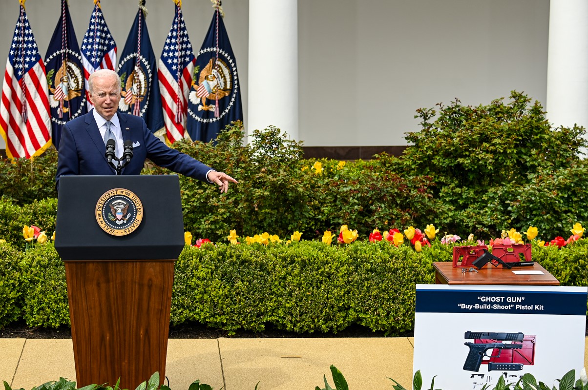 El presidente Joe Biden da a conocer regulaciones contra las armas de fuego “hágalo usted mismo” conocidas como armas fantasma, en la rosaleda de la Casa Blanca en Washington, el 11 de abril de 2022. (Kenny Holston/The New York Times)