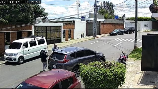 El MP y la PNC aseguran que están de estos dos sujetos que roban vehículos a punta de pistola en la zona 13 capitalina. Las pesquisas determinan que es una banda de al menos 10 sujetos que operan en esa demarcación. (Foto Prensa Libre: captura de pantalla).