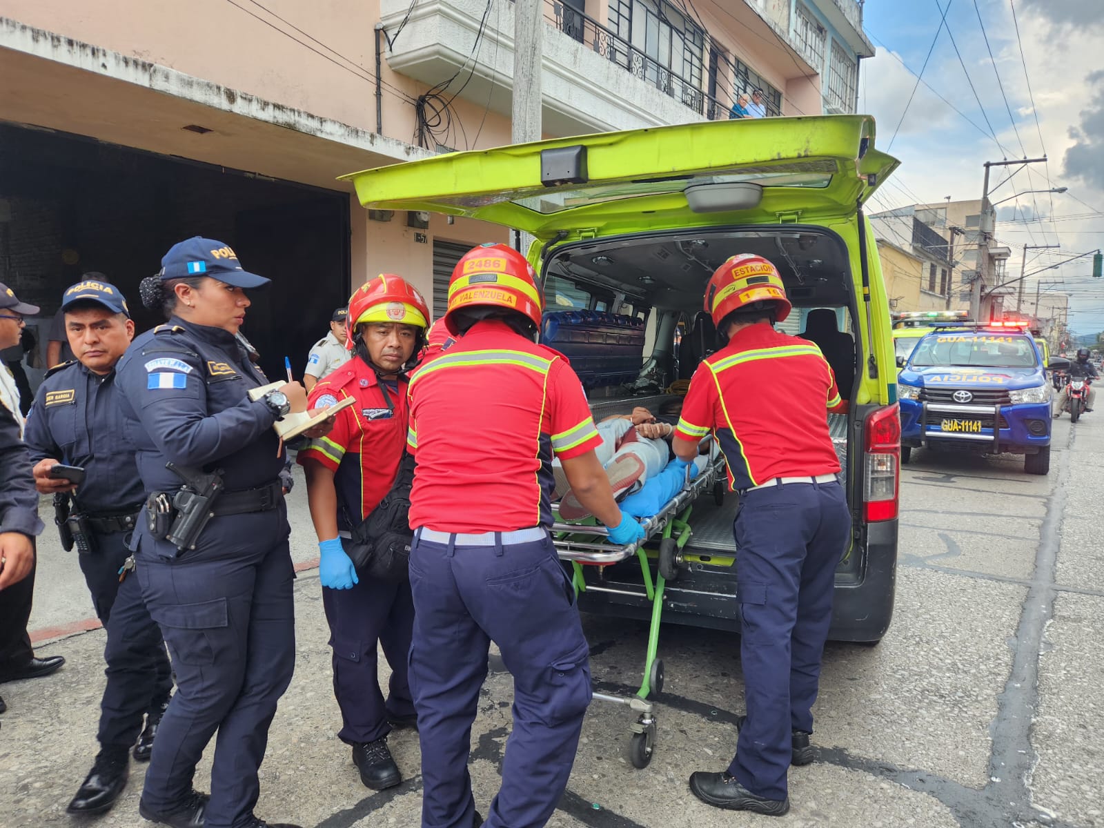 Un ataque armado se produjo este jueves 31 de agosto frente al Hospital San Juan de Dios y dejó al menos cuatro heridos. (Foto Prensa Libre: PMT)