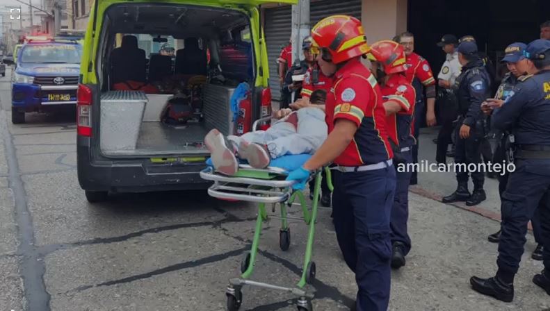 Bomberos atienden a uno de los heridos en la balacera afuera del Hospital General San Juan de Dios de Guatemala. (Foto Prensa Libre: captura de video compartido por Amilcar Montejo)
