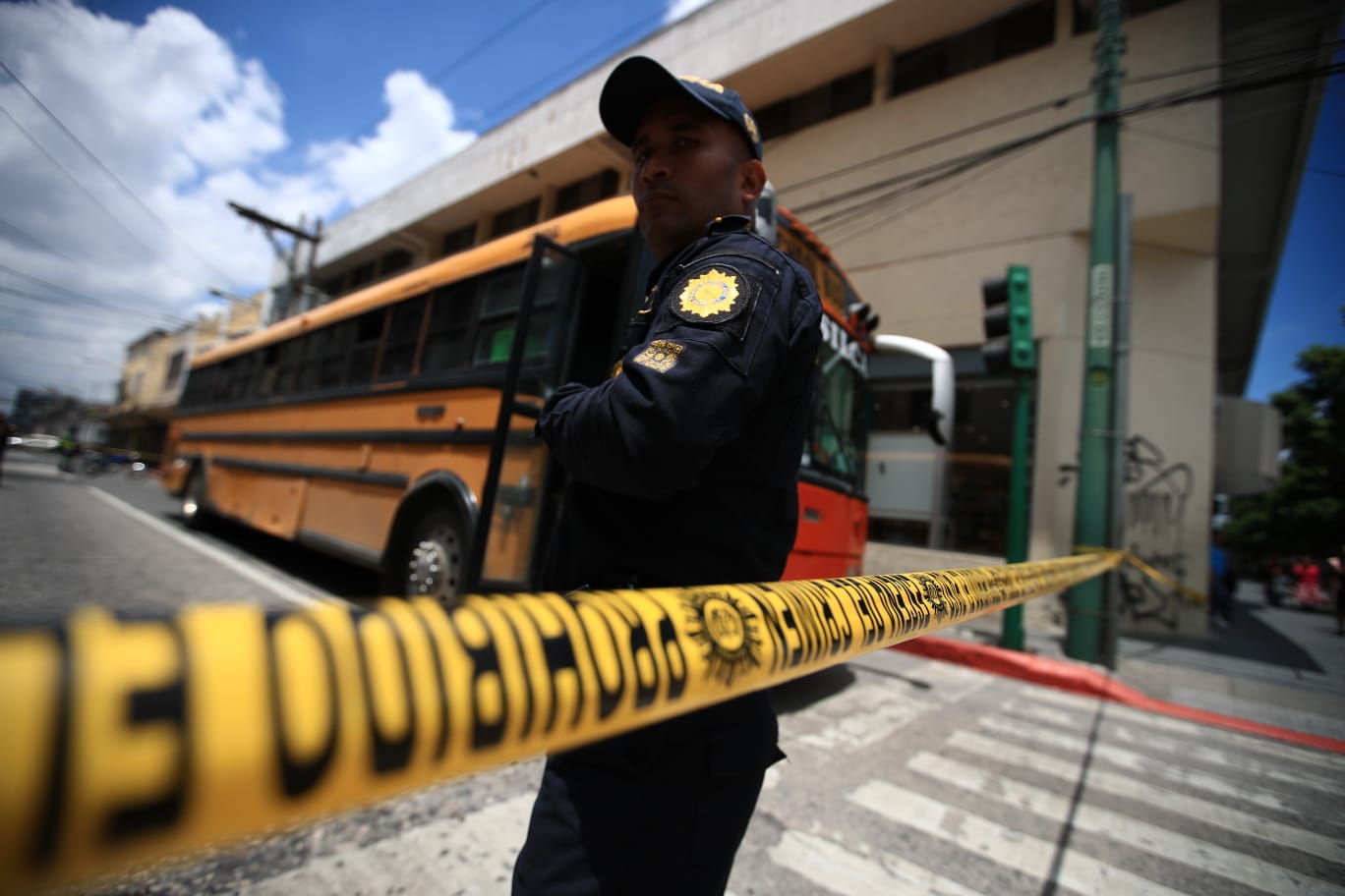 El bus ataEl piloto de un bus que transportaba a unos 15 nicaragüenses resultó herido de bala en un ataque a balazos en la 9 avenida y 9 calle, zona 1 de Guatemala. (Foto Prensa Libre: Carlos Hernández)