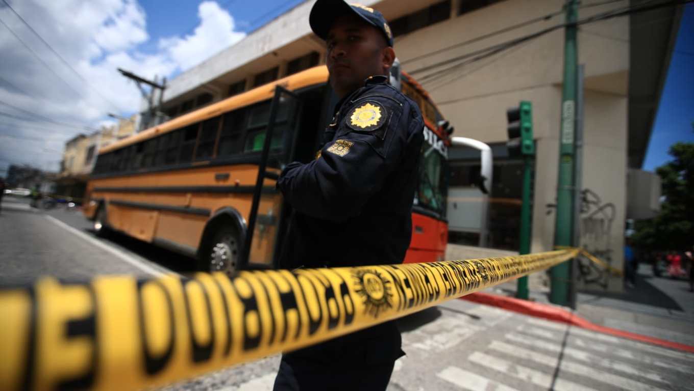 El bus ataEl piloto de un bus que transportaba a unos 15 nicaragüenses resultó herido de bala en un ataque a balazos en la 9 avenida y 9 calle, zona 1 de Guatemala. (Foto Prensa Libre: Carlos Hernández)