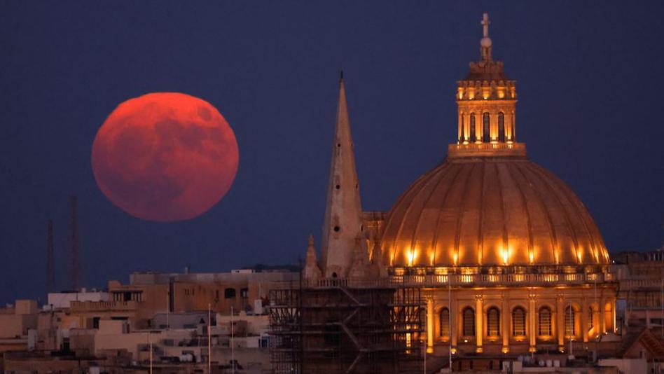 La superluna se alzó tras la cúpula de la Basílica de Nuestra Señora del Carmen en La Valeta, Malta. La superluna se alzó tras la cúpula de la Basílica de Nuestra Señora del Carmen en La Valeta, Malta. Reuters