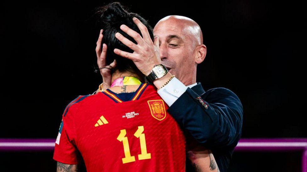 El presidente de la Federación Española de Fútbol, Luis Rubiales, besó en la boca a la jugadora Jenni Hermoso en la ceremonia de premiación del Mundial de Australia y Nueva Zelanda. 

Getty Images