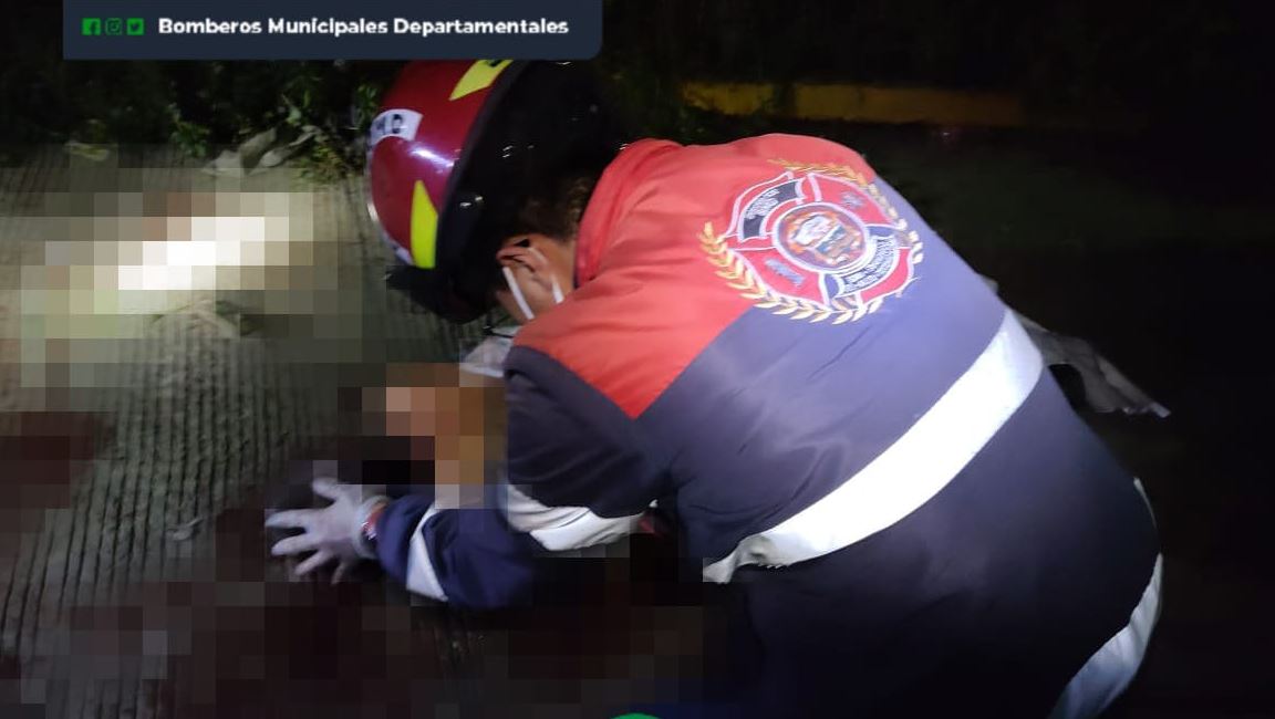 Un  hombre murió la madrugada de este 23 de agosto de 2023 luego de ser atacado por perros en el paraje Chocruz, San Francisco El Alto, Totonicapán, reportaron los Bomberos Municipales Departamentales. (Foto Prensa Libre: Bomberos Municipales)
