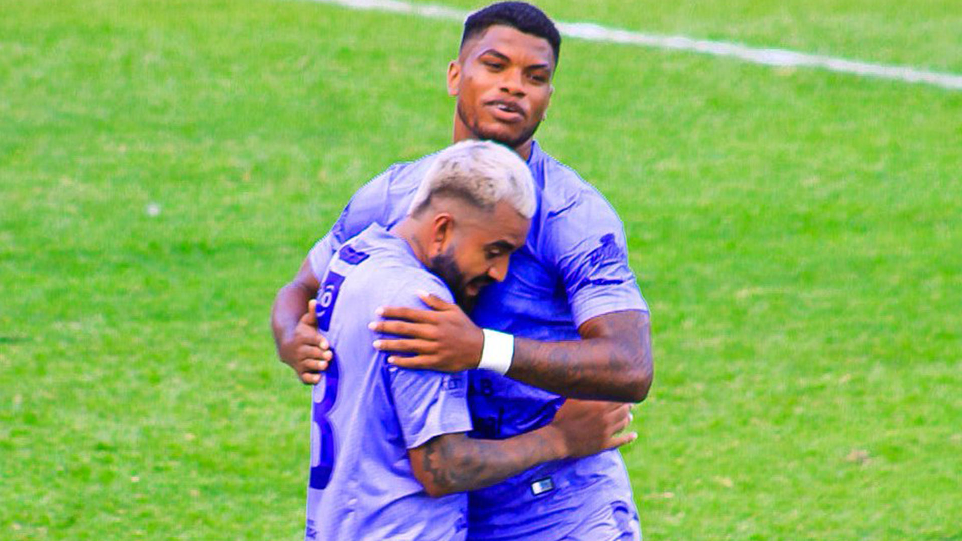 Bradley celebra con Romario.