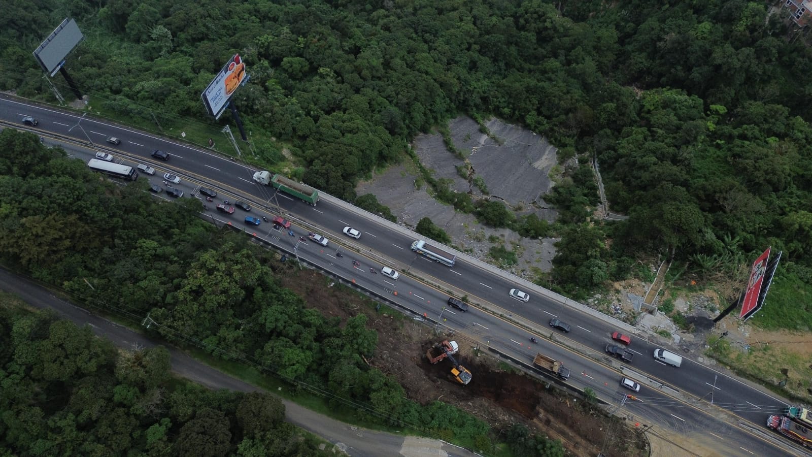 El tramo del km 11.5 de carretera a El Salvador se sigue viendo vulnerado pese a trabajos de mitigación que se hicieron desde septiembre de 2022. (Foto Prensa Libre: Carlos Hernández)